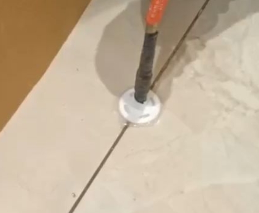 石渠瓷砖空鼓维修公司专业解答瓷砖在铺贴过程中，如果没有涂抹均匀到位的粘结材料（如水泥砂浆或瓷砖胶），可能会导致以下问题